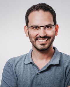 Portrait von Nicolas Roth, Facharzt für Allgemeinmedizin im Zentrum für Infektiologie