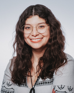 Portrait von Stefanie Matos, Verwaltungsmitarbeiterin im Zentrum für Infektiologie